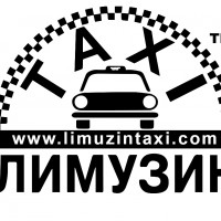 Водитель такси со своим автомобилем в службу Лимузин Такси